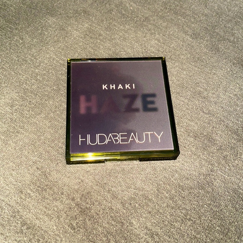 HUDA beauty Haze Obsessions Eyeshadow Palette 💚
